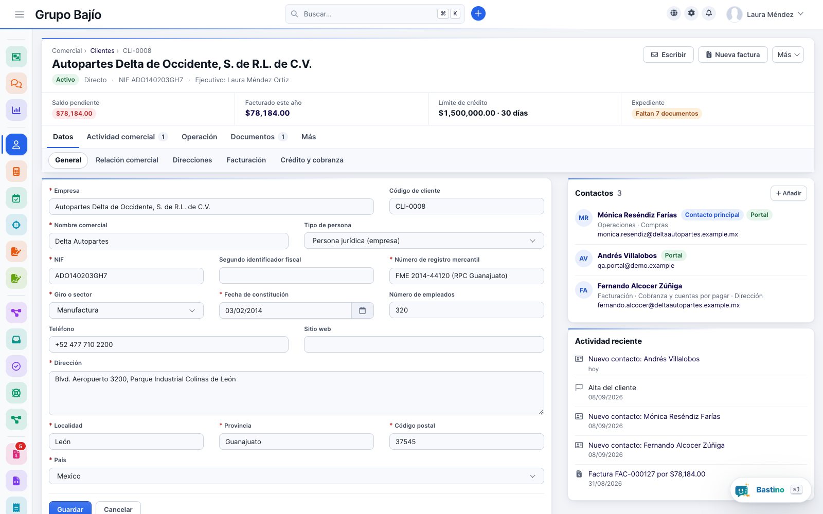 Ficha de cliente con datos clave, saldo, crédito, avance del expediente y contactos con sus roles