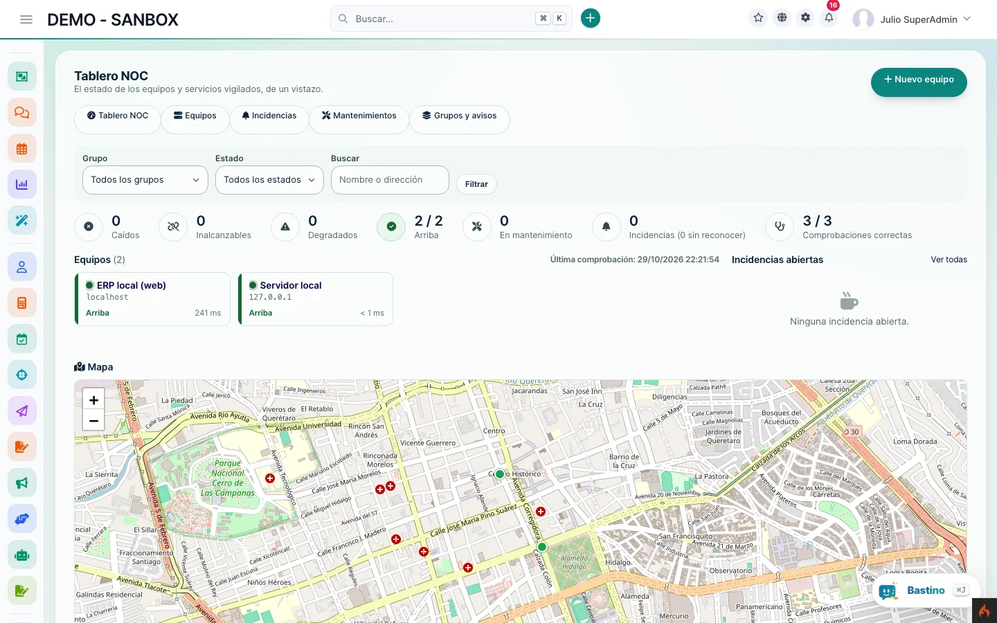 Tablero NOC con el semáforo de equipos caídos, inalcanzables, degradados y arriba, las tarjetas de cada equipo con su latencia, las incidencias abiertas y el mapa de ubicaciones