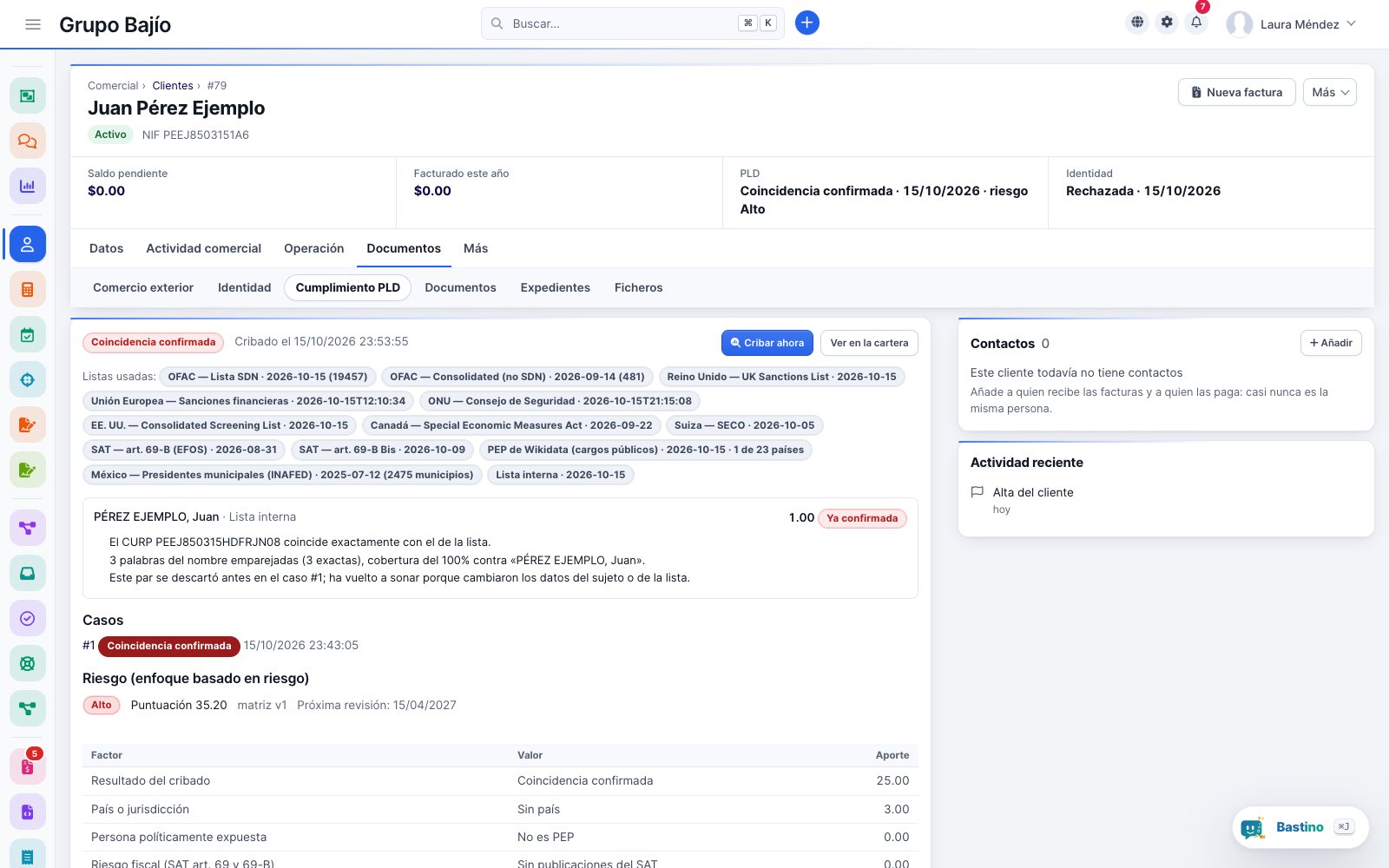Ficha de un cliente ficticio con su estado PLD (coincidencia confirmada y riesgo alto), su verificación de identidad, las listas consultadas con su versión y el desglose del riesgo