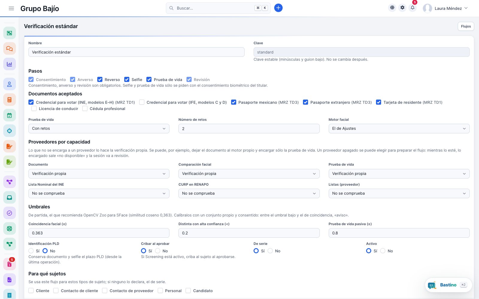 Editor de un flujo de verificación: pasos, documentos aceptados, prueba de vida, proveedores por capacidad y umbrales; la Lista Nominal del INE y la CURP en RENAPO figuran como «No se comprueba»